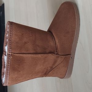 DAWGS microfiber boots. Color Brown. Size 7. Padded with memory foam.